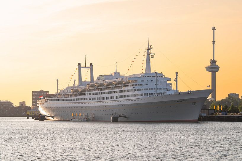 Das Kreuzfahrtschiff ss Rotterdam in Rotterdam bei einem atemberaubenden Sonnenuntergang von MS Fotografie | Marc van der Stelt