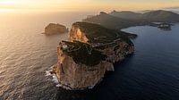 Sur la falaise, le phare de Capo Caccia
