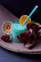 Rum trifft Banane Curacao Kokosnuss. Leckere und fruchtige Cocktails im Glas serviert