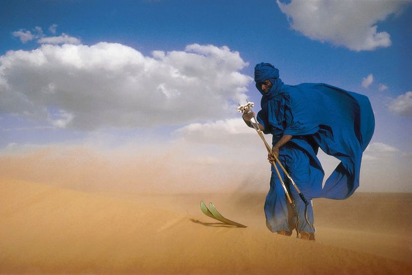 Wüste Sahara. Tuareg auf Skiern. von Frans Lemmens
