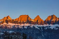 Churfirsten von Flumserberge im Morgenrot Alpenglühen beim Sonnenaufgang im Januar