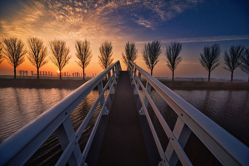 fußgängerbrücke über den ringkanal bei avenhorn von peterheinspictures