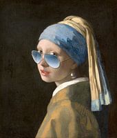 Fille avec la boucle d'oreille en perle et les lunettes de soleil bleues