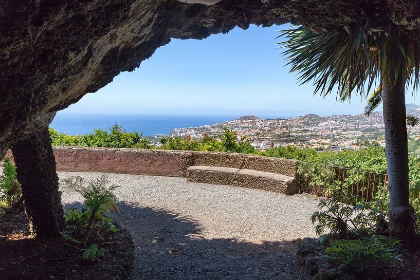 Cave outlook on sea and village on Madeira par Ben Schonewille