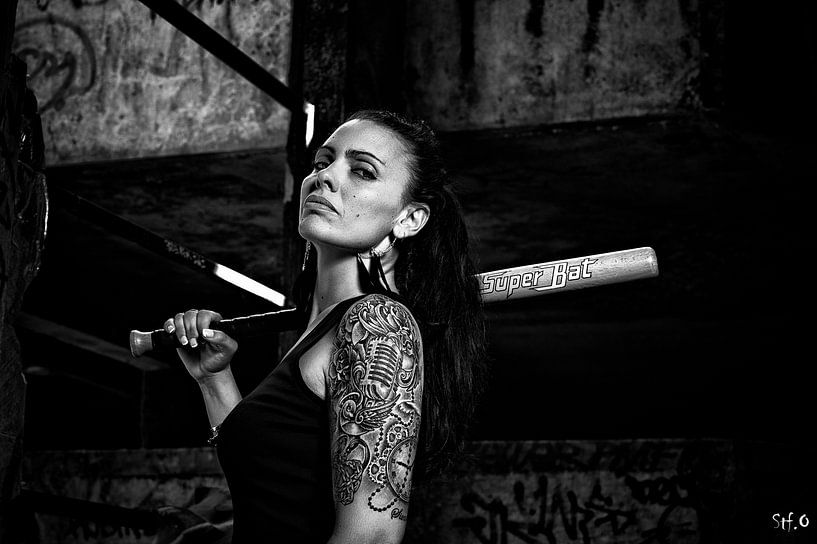 Femme tatouée avec batte de baseball par Atelier Liesjes