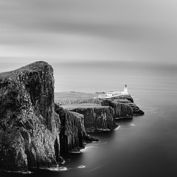 Neist Point Leuchtturm in Schwarz und Weiß von Henk Meijer Photography