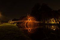 Le pont blanc à Warnsveld avec de la laine d'acier qui se balance.