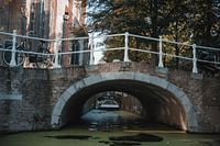 Brücke in Delft in der Nähe des Oude Jan, vom Wasser aus