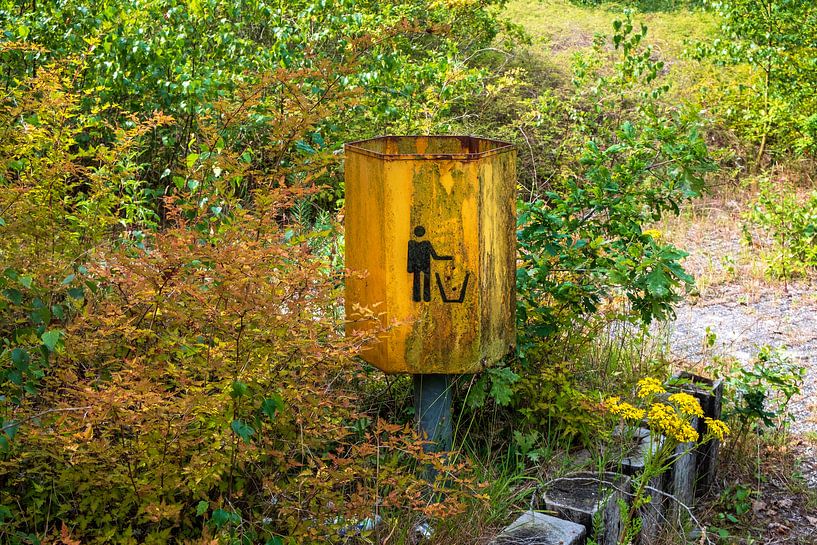 Dispose of your waste here by Evert Jan Luchies