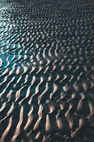 Rippen im Sand mit blauer Reflexion