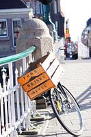 Fahrrad mit Holzkiste auf der Brücke
