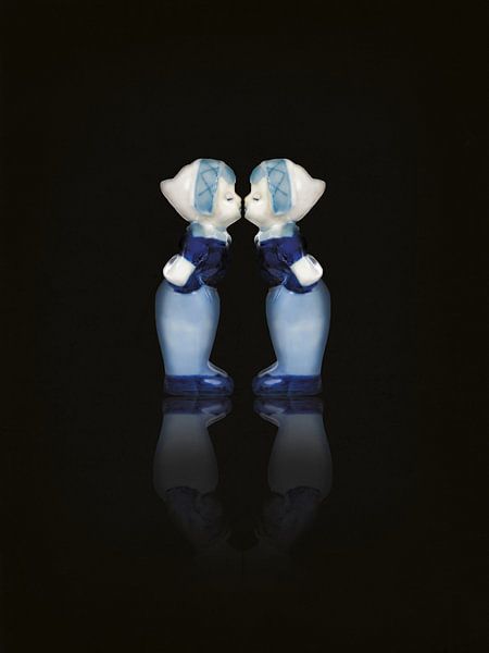 Liebe. Delfter Blau Kissen Paar, Frauen. Auf schwarzem Hintergrund von Mijke Konijn