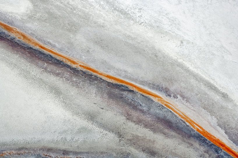 Farben des Wassers, Owens Dry Lake, Kalifornien, USA von Marco van Middelkoop