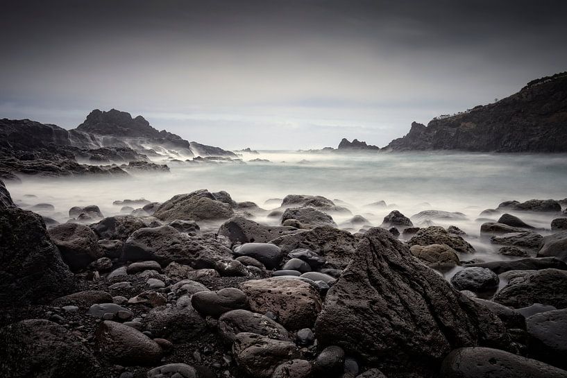 côte rocheuse et mer déchaînée à la plage de Laje, à Madère par gaps photography