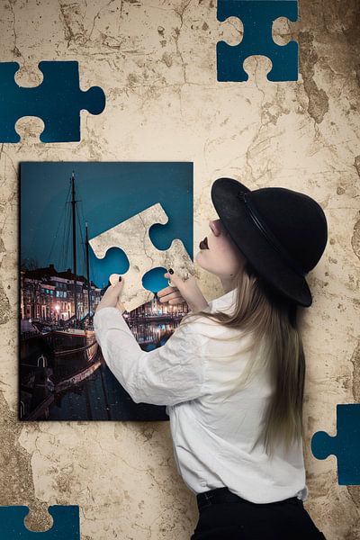 Neurodiversität in der Kunst - Frau mit Puzzleteil von der Wand | Inspirational Solutions von Elianne van Turennout