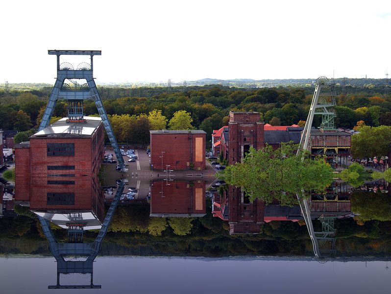 image miroir d'une tour sinueuse par Edgar Schermaul