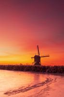 Eine der Mühlen von Kinderdijk vor Sonnenaufgang mit hohen Wolken