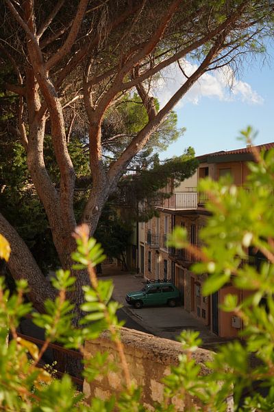 Goldener Schein über einer ruhigen Straße in einem mediterranen Dorf. von Maeso Fotografie
