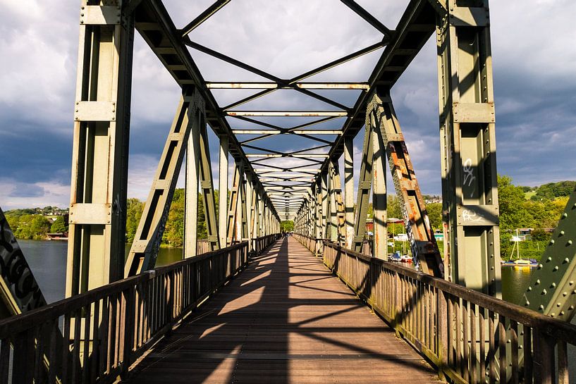 Pont piétonnier sur la Ruhr au lac Baldeneysee à Essen Ruhr Allemagne par Dieter Walther