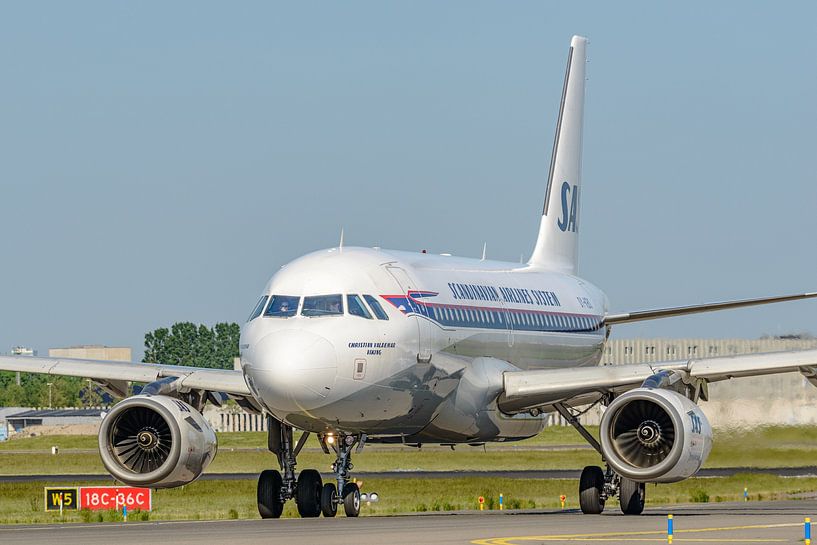 SAS Airbus A319-100 en livrée rétro SAS. par Jaap van den Berg