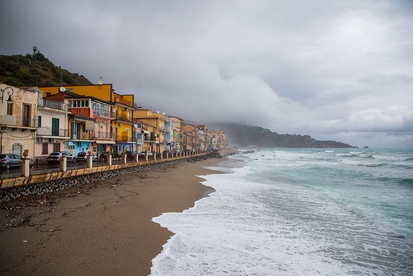 Giardini-Naxos am Meer, auf der Insel Sizilien. von Ton Tolboom