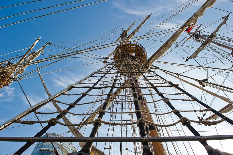 Hamburg - Blick auf die Takelage eines Segelschiffs im Hafen von Jörg B. Schubert