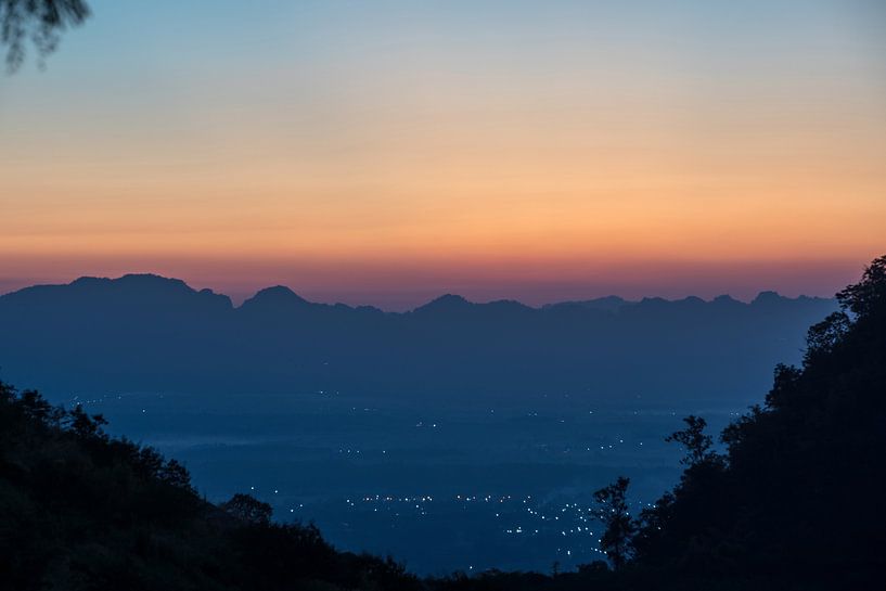 zonsondergang over de bergen by Marcel Derweduwen