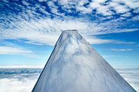 Le ciel bleu se reflète dans l'aile d'un avion