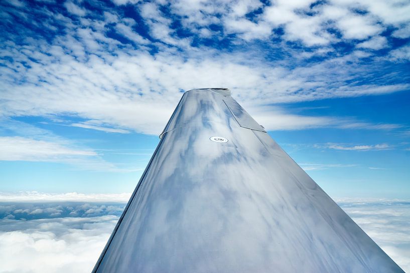 Blue sky reflected in airplane wing by Planeblogger