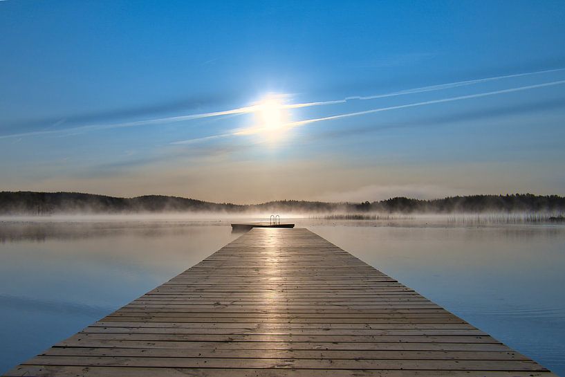 Steg der in einen schwedischen See reicht von Martin Köbsch