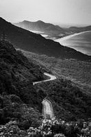 Zwart-wit foto van de Hai Van Pass in Vietnam.
