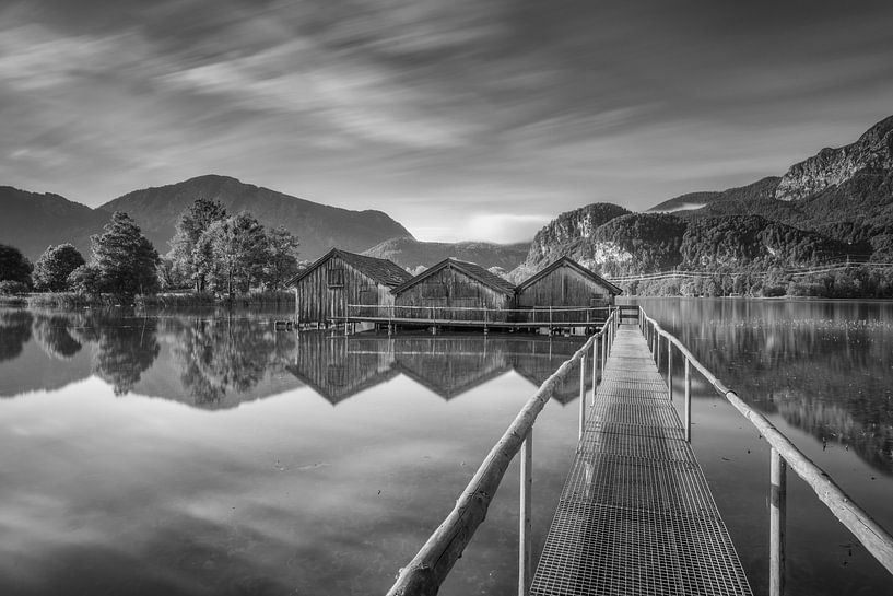 See mit Bootshäusern im Voralpenland in Bayern. Schwarzweiss Bil von Manfred Voss, Schwarz-weiss Fotografie