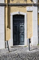 Gelbe Wand mit Tür in Lissabon