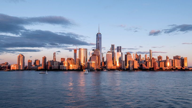 New York skyline city skyline daytime suntime sun clouds blue golden hour par Marieke Feenstra