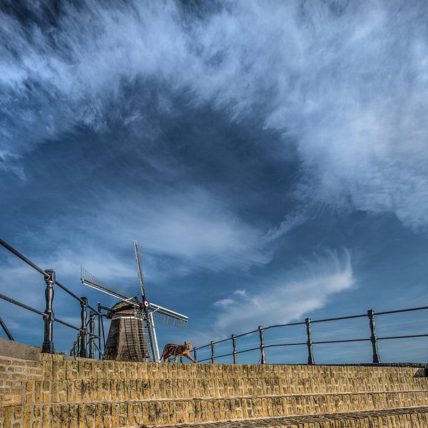 Brug en windmolen van het Friese stadje Sloten by Harrie Muis
