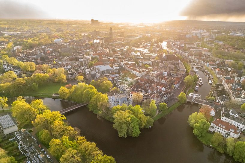 Vue aérienne de la ville de Zwolle lors d'un coucher de soleil printanier par Sjoerd van der Wal Photographie