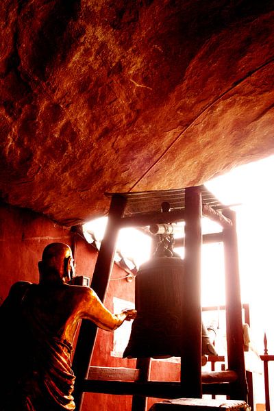 Beeld van monnik en bel by André van Bel