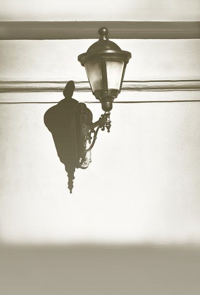 Lanterne de rue rétro aux couleurs monochromes par Catalina Morales Gonzalez