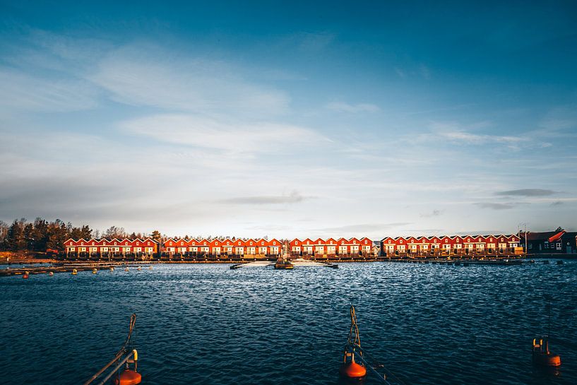 Suède Sunnanå hamn Vänern. Petites maisons rouges dans l'eau par Fotos by Jan Wehnert