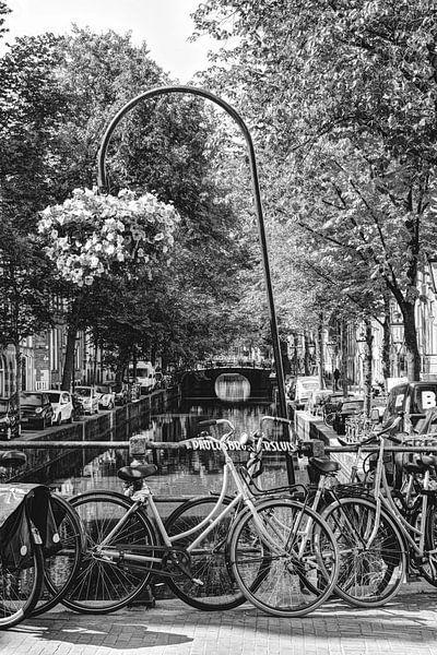 Innere Stadt von Amsterdam Niederlande Schwarz und Weiß von Hendrik-Jan Kornelis