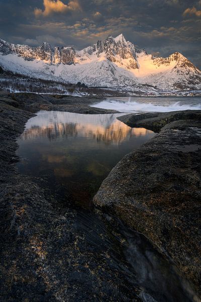 Premier rayon de soleil sur les magnifiques montagnes de Senja en Norvège. par Jos Pannekoek