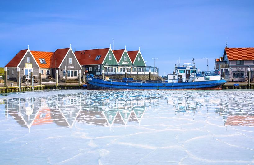 Ijs in de haven op texel. van Justin Sinner Photography ( Fotograaf op Texel)