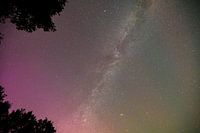 Nordlicht und Milchstraße über dem Dwingelerveld in Drenthe