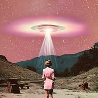 Eine Frau, die unter einem UFO steht