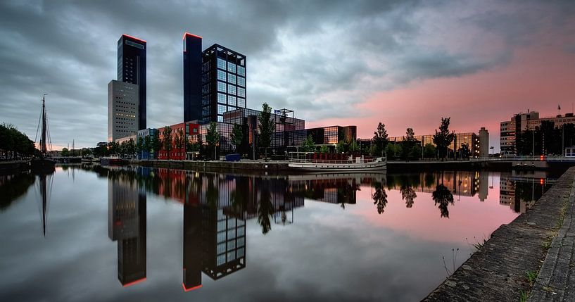 Skyline Leeuwarden bei Sonnenaufgang von Martijn van Dellen