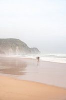 Surfeur sur Praia da Cordoama - Photographie de voyage au Portugal