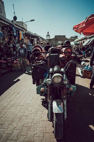 Oldtimer-Motor auf dem Markt in Essaouira von Rob Berns