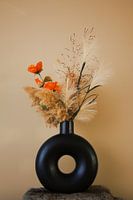 Moderne Gelassenheit - Blumen in schwarzer runder Vase Porträt