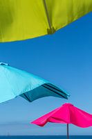 Sommerliche Farben von Parsols am Meer
