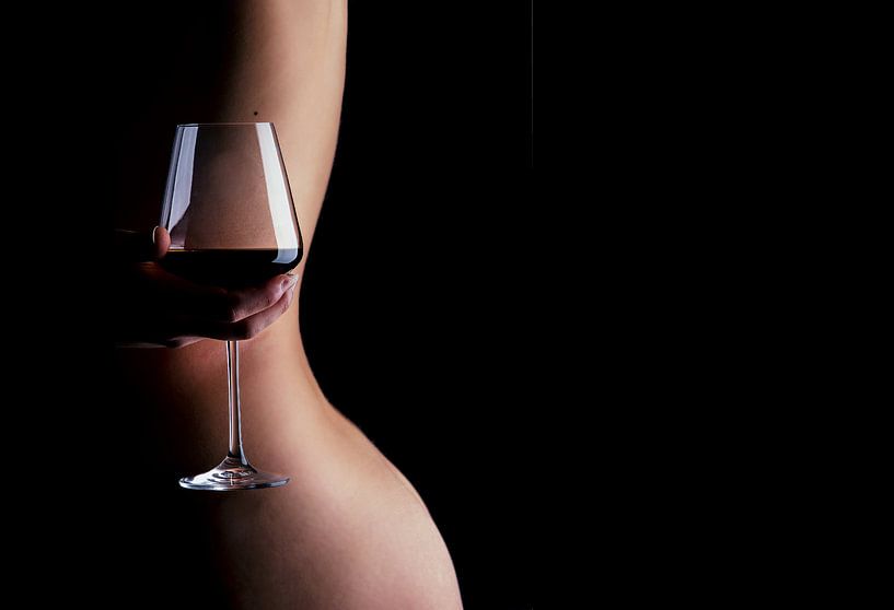 Een foto van een naakte vrouw die een glas wijn vasthoudt achter haar rug.  von Retinas images